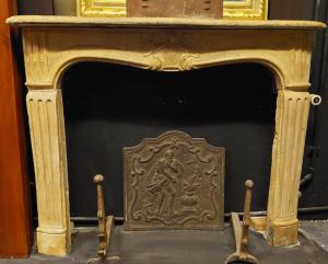 chp341 - Burgundy stone fireplace, 18th century, dimensions cm W 129 x H 104 x D 30